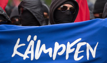 Rund 10.000 Menschen beteiligten sich an der revolutionären Demo...