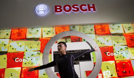 Höhere Kunst: Tänzer am Ausstellungsstand von Bosch auf Messe in...