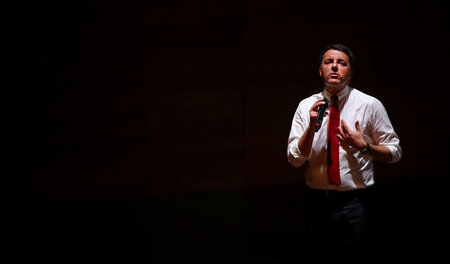 Italiens ehemaliger Premierminister Matteo Renzi wirbt während e...