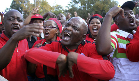 Zwist um Zuma: Gewerkschafter auf der COSATU-Kundgebung am 1. Ma...