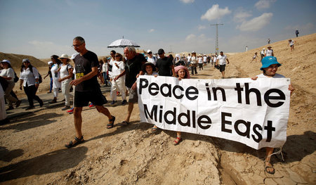 Friedensdemonstration von Israelis und Palästinensern nahe der S... Friedensdemonstration von Israelis und Palästinensern nahe der S...