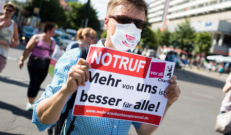 Pfleger Raimund auf einer Kundgebung des streikenden Pflegeperso...