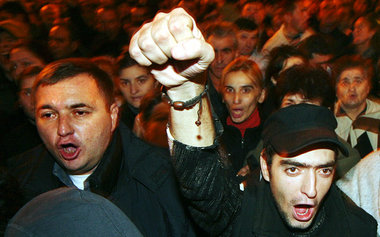 Die Demonstranten in Tbilissi wollen die Regierung zum politisch... Die Demonstranten in Tbilissi wollen die Regierung zum politisch...