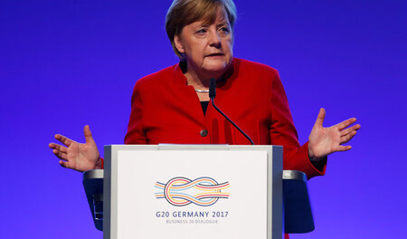 B heisst Business: Kanzlerin Angela Merkel am Mittwoch auf Konfe... B heisst Business: Kanzlerin Angela Merkel am Mittwoch auf Konfe...