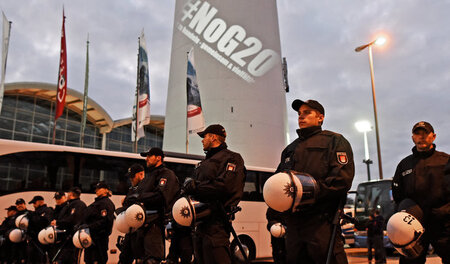 Die Polizei stellt sich Demonstrierenden in den Weg, die bei der... Die Polizei stellt sich Demonstrierenden in den Weg, die bei der...
