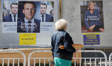 Die Wahl der Qual in Paris: Vor den Plakaten Le Pens und Macrons...
