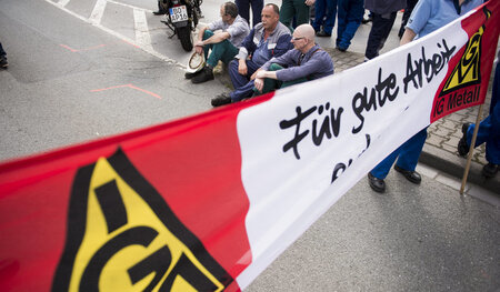 Streikende Arbeiter von Thyssen-Krupp am 2. Juli 2014 in Bochum