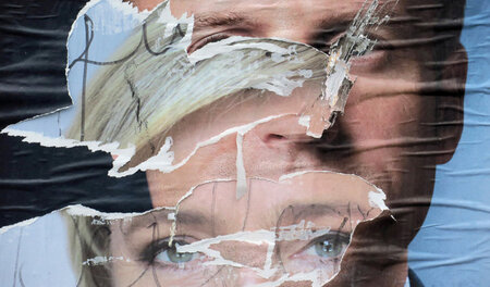 Überlappende Wahlplakate von Emmanuel Macron und Marine Le Pen a...