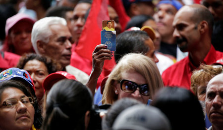 Mit der Verfassung in der Hand: Anhänger der venezolanischen Reg...