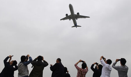 C919 am Himmel von Shanghai