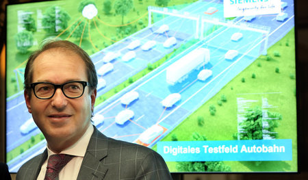 Der Verkehrsminister und sein Spielzeug: Alexander Dobrindt (CSU...