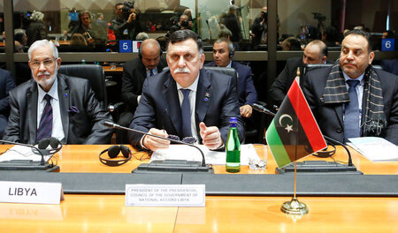 Mitglieder der international anerkannten libyschen Regierung in ...