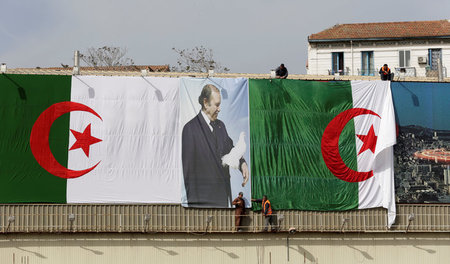 Überlebensgroße Bilder von Präsident Bouteflika neben der algeri...