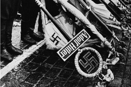 Moskau, 24. Juni 1945: Fahnen von Wehrmacht und SS werden auf de...