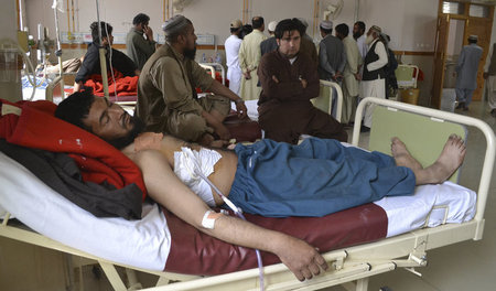 Opfer des afghanischen Artilleriebeschusses werden am Freitag in...