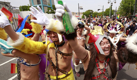 Teilnehmer der LGBT-Parade durch das Tokioter Viertel Shibuya am...