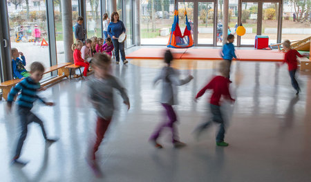 Mehr als zehn Kinder müssen Erzieherinnnen betreuen. Wissenschaf...