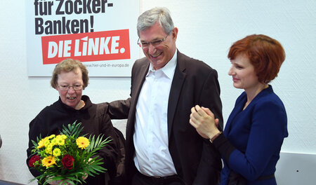 Die Kieler Linke-Spitzenkandidatin Marianne Kolter mit den Parte...
