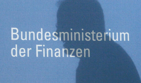 Schattenfinanzen. Die Silhouette Wolfgang Schäubles wirft sich a...