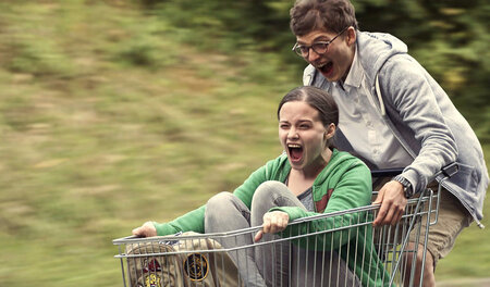 Charleen (Jasna Fritzi Bauer) und Linus (Sandro Lohmann) fordern...