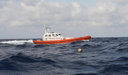 Ein Schiff der italienischen Küstenwache in der nähe der Insel L...