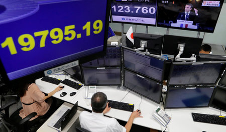 Alles im grünen Bereich: Japanische Geldhändler verfolgen am Mon...