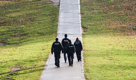 Polizeistreife im Görlitzer Park in Berlin-Kreuzberg. Die Grünan...
