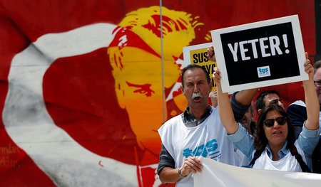 »Yeter« (Genug): Mitglieder der türkischen Journalistengewerksch...