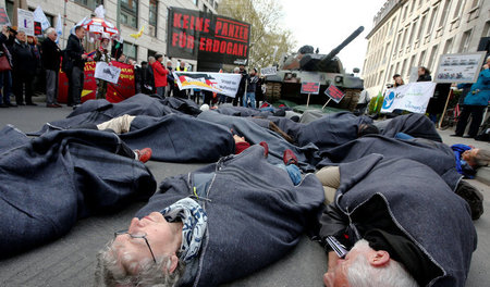 »Die-in« gegen Rüstungsexporte: Demonstranten mit ausgemustertem...