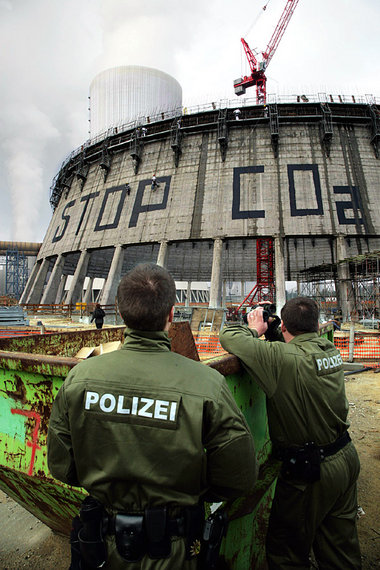 Greenpeace-Kletterer am 3. Oktober in Aktion am Kühlturm-Neubau ... Greenpeace-Kletterer am 3. Oktober in Aktion am Kühlturm-Neubau ...