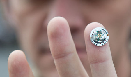 Transhumanisten, zeigt her eure Hände: Dieser Kopfhörermagnet hä...
