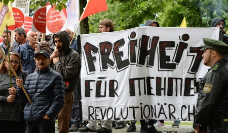 Demonstranten fordern vor dem Strafjustizzentrum in München »Fre...