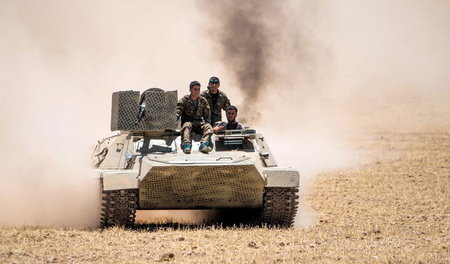 YPG-Kämpfer 2015 auf einem Panzer nördlich von Rakka