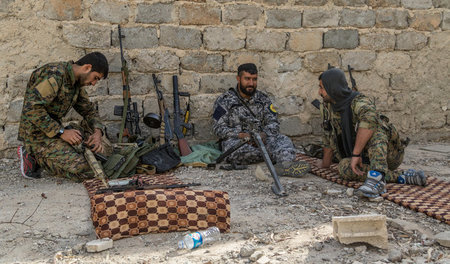 Die US-geführte Anti-IS-Koalition fliegt regelmäßig Luftangriffe... Die US-geführte Anti-IS-Koalition fliegt regelmäßig Luftangriffe...
