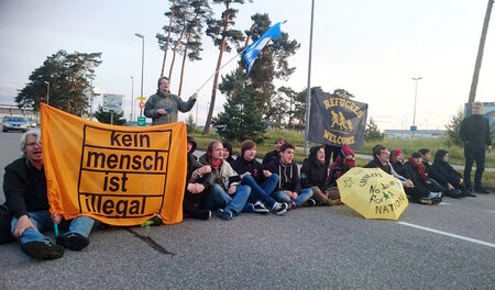 Auch in anderen Orten blockieren Aktivisten Abschiebungen, so wi... Auch in anderen Orten blockieren Aktivisten Abschiebungen, so wi...