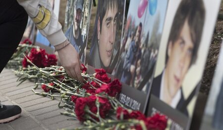 Trauer am 2. Mai 2017 vor der ukrainischen Botschaft in Moskau i... Trauer am 2. Mai 2017 vor der ukrainischen Botschaft in Moskau i...