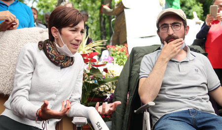 Protest gegen Entlassung: Nuriye Gulmen und Semih Ozakca sind se... Protest gegen Entlassung: Nuriye Gulmen und Semih Ozakca sind se...