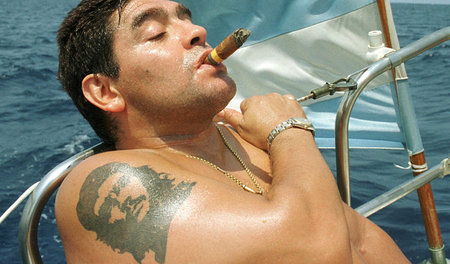 Diego Maradona mit Cohiba bei Havanna, April 2000