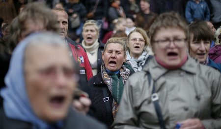 Empörung und Wut über den Mord an etwa 50 Menschen: Kundgebung n...