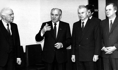 30. Januar 1990 in Moskau: Gorbatschow interessiert sich nicht m... 30. Januar 1990 in Moskau: Gorbatschow interessiert sich nicht m...
