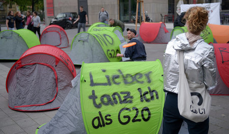 Protestcamp am Sonnabend auf dem Hamburger Karolinenplatz: G-20-... Protestcamp am Sonnabend auf dem Hamburger Karolinenplatz: G-20-...
