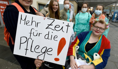 In diversen Orten setzten sich am Tag der Pflege Menschen für be...