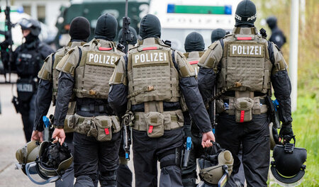 Schwer bewaffnete Polizisten am 19. April in Hamburg während ein... Schwer bewaffnete Polizisten am 19. April in Hamburg während ein...