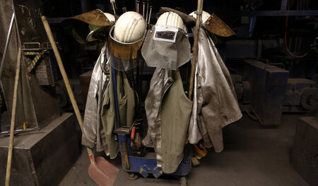 Schutzbekleidung von Stahlarbeitern für den harten Job in der »H... Schutzbekleidung von Stahlarbeitern für den harten Job in der »H...