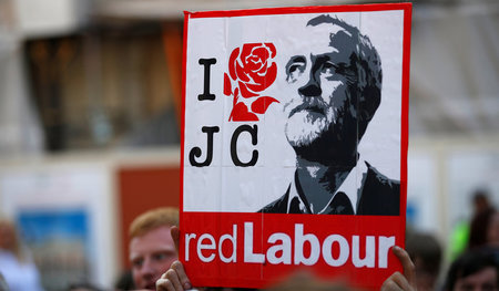 Jeremy Corbyns Unterstützer: Plakat bei einem Wahlkampftermin am... Jeremy Corbyns Unterstützer: Plakat bei einem Wahlkampftermin am...