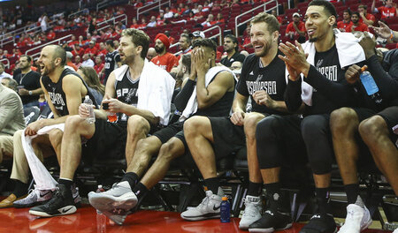 Durch die Bank weg ein Team: Die San Antonio Spurs freuen sich i... Durch die Bank weg ein Team: Die San Antonio Spurs freuen sich i...