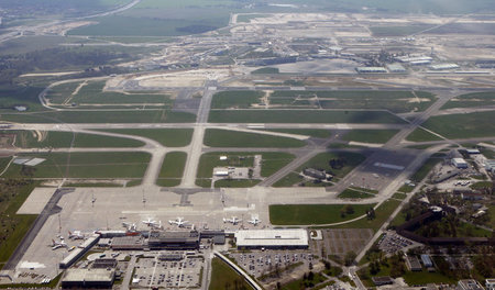 Der Flughafen Berlin-Schönefeld alt, im Vordergrund, funktionier...