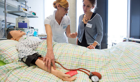 Überladene Lehrpläne und viel Stress: Intensiv-Krankenzimmer an ...
