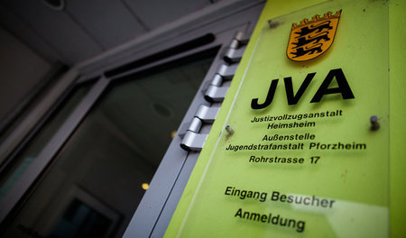 Eingangsschild der baden-württembergischen JVA Heimsheim, in der...