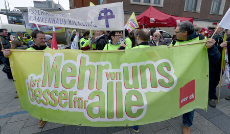 Pflegekräfte demonstrieren am Tag der Pflege, dem 12. Mai, in Ki...